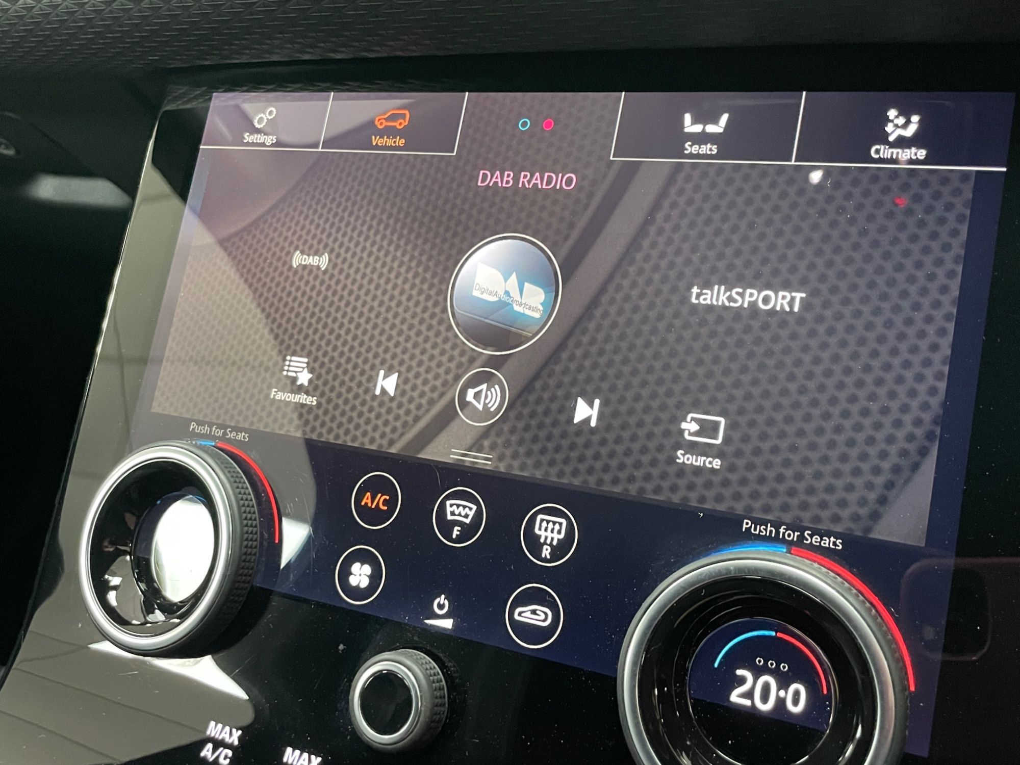 USED 2019 69 LAND ROVER RANGE ROVER VELAR 2.0 D180 R-Dynamic S SUV 5dr Diesel Auto 4WD Euro 6 (s/s) (180 ps) 
