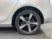 USED 2017 17 VOLVO V40 2.0 T2 R-Design Hatchback 5dr Petrol Manual Euro 6 (s/s) (122 ps) 2 keys, FSH, heated seats, DAB