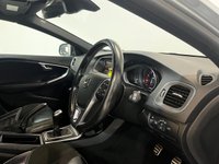 USED 2017 17 VOLVO V40 2.0 T2 R-Design Hatchback 5dr Petrol Manual Euro 6 (s/s) (122 ps) 2 keys, FSH, heated seats, DAB