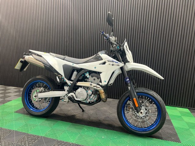 View our SUZUKI DR-Z400