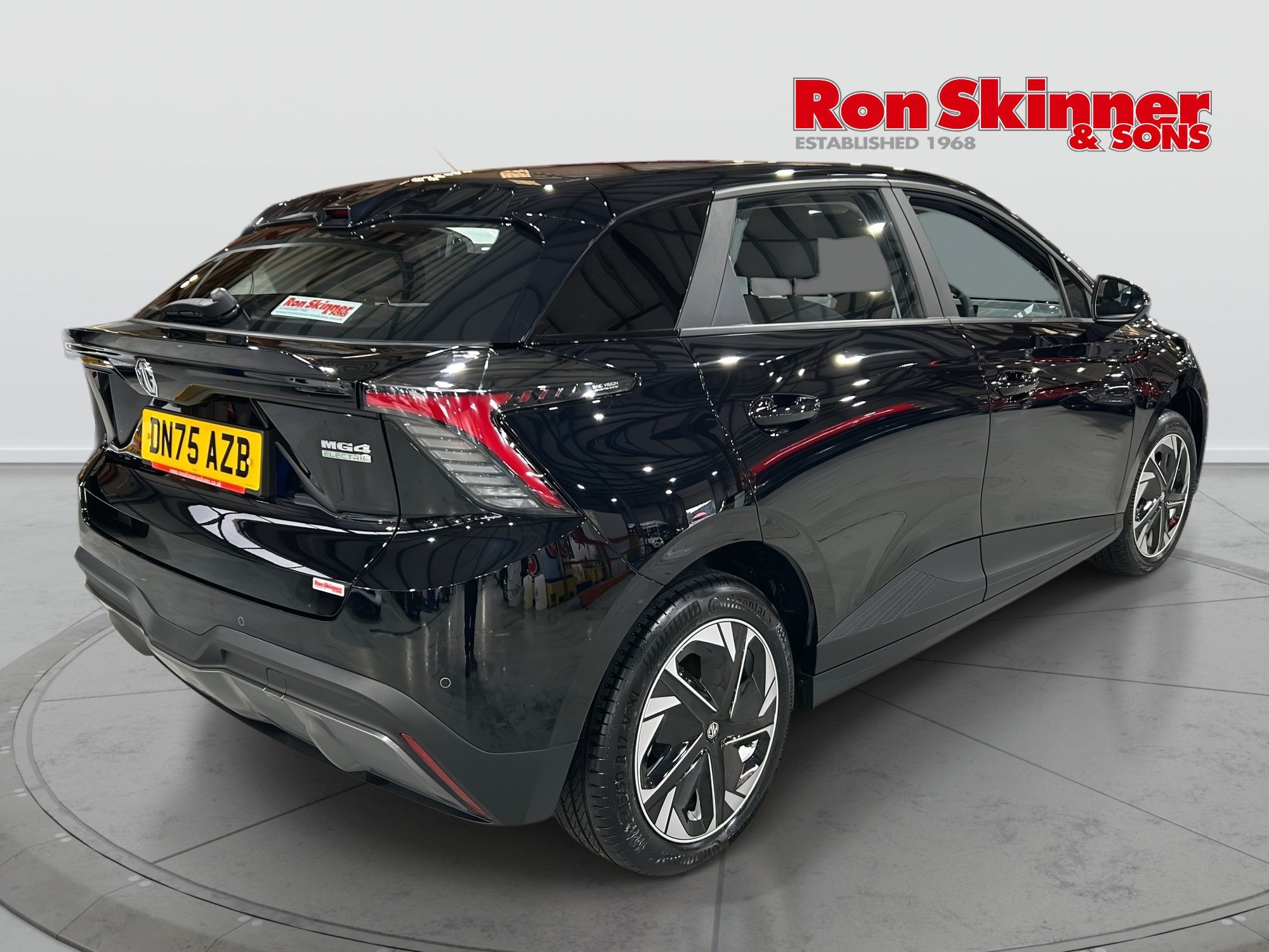 USED 2025 75 MG Mg4 64kWh SE Long Range Hatchback 5dr Electric Auto (203 ps) 