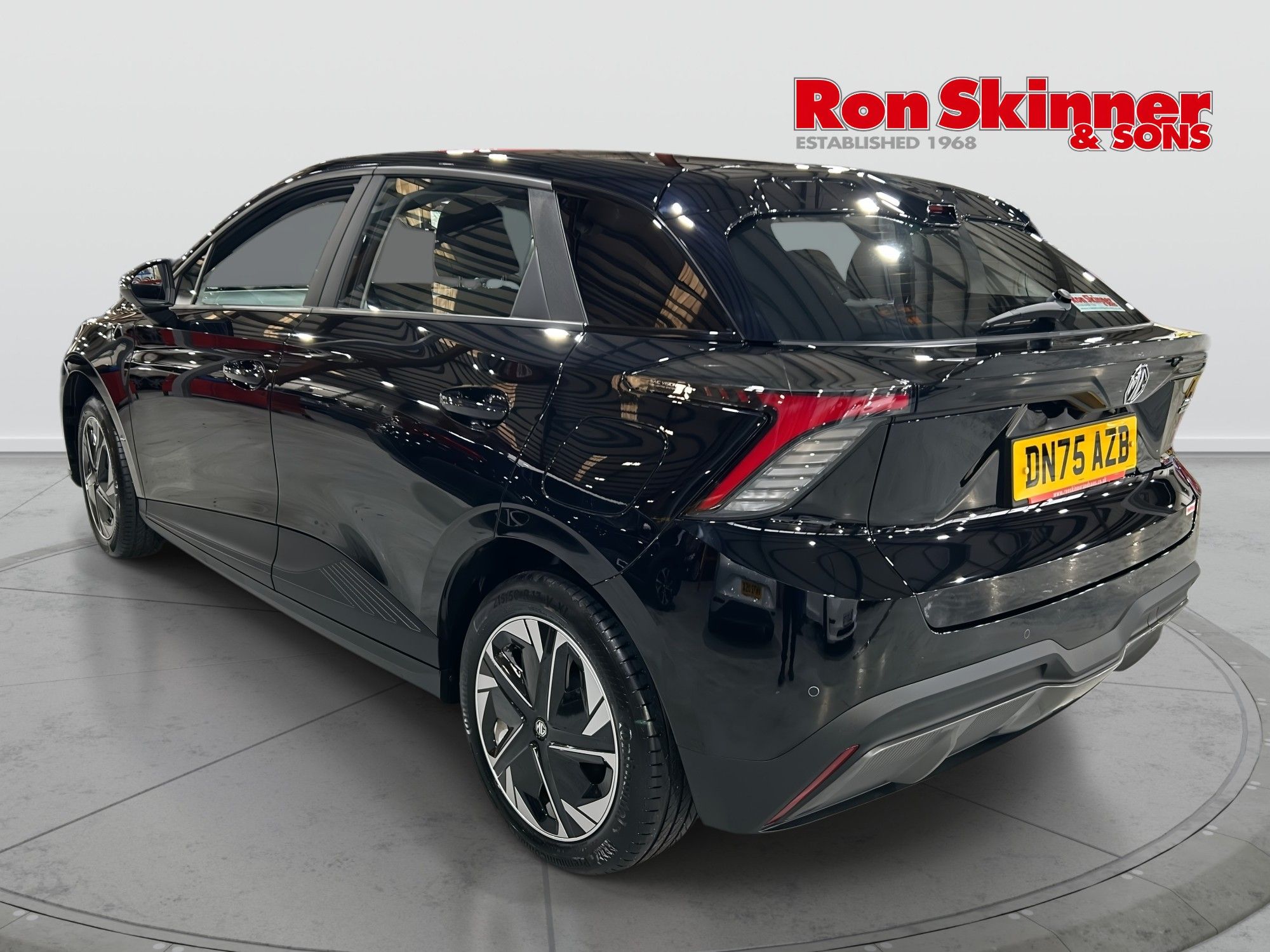 USED 2025 75 MG Mg4 64kWh SE Long Range Hatchback 5dr Electric Auto (203 ps) 