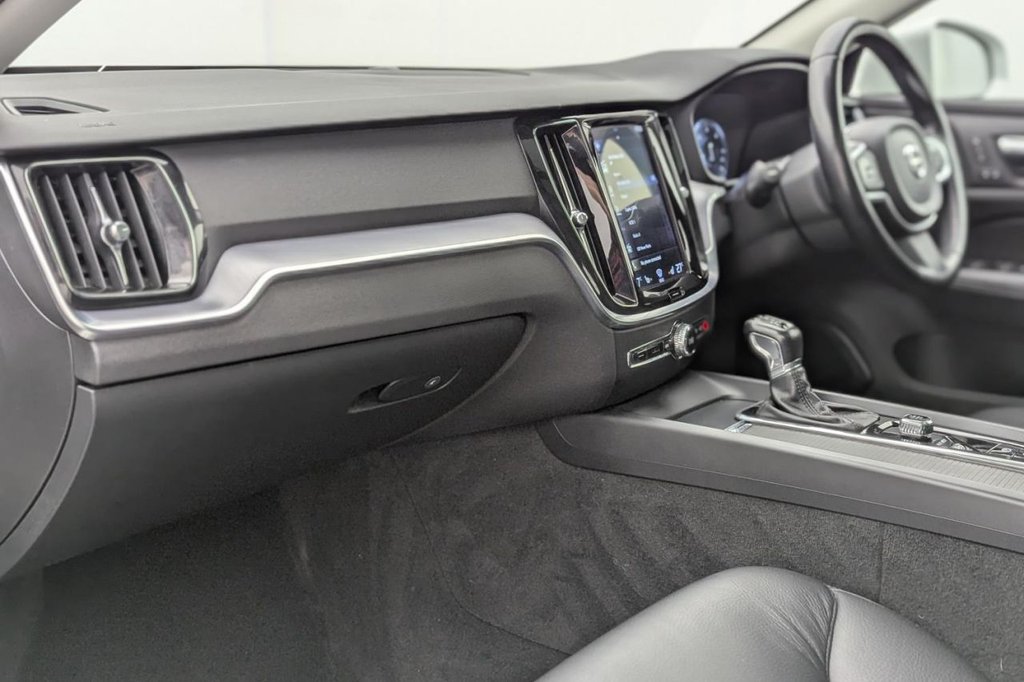 USED 2020 20 VOLVO V60 2.0 D3 Momentum Plus Estate 5dr Diesel Auto Euro 6 (s/s) (150 ps) Sat Nav, Heated Screen,Sensors