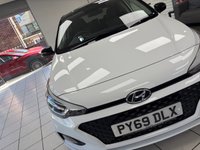 USED 2020 69 HYUNDAI I20 1.2 Play Hatchback 5dr Petrol Manual Euro 6 (s/s) (84 ps) POLAR WHITE / 6 SERVICES / TOUCHSCREEN APPLE CARPLAY & ANDROID AUTO / REAR SENSORS & REVERSING CAMERA / NAVIGATION / AUTO HIGH BEAM / LANE CONTROL