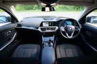 USED 2021 71 BMW 3 SERIES 2.0 320i SE Pro Touring 5dr Petrol Auto Euro 6 (s/s) (184 ps) MINERAL GREY METALLIC PAINTWORK + VIRTUAL DASH + CARPLY + REAR CAMERA
