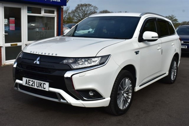 2021 OUTLANDER 2.4H TWINMOTOR 13.8KWH DYNAMIC SUV 5DR PETROL PLUG IN HYBRID CVT 4WD... photo
