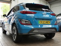 USED 2023 23 HYUNDAI KONA 64kWh Premium SUV 5dr Electric Auto (10.5kW Charger) (204 ps) SAT NAV CARPLAY HEATED SEATS HEATED STEERING WHEEL REAR VIEW CAMERA CRUISE CONTROL PARKING SENSORS 1 OWNER EXCELLENT SERVICE HISTORY WARRANTY