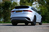 USED 2022 72 JAGUAR F-PACE 2.0 D200 MHEV R-Dynamic S SUV 5dr Diesel Auto AWD Euro 6 (s/s) (204 ps) HABUKA SILVER METALLIC PAINTWORK + HEATED STEERING WHEEL + APPLE CARPLAY