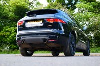 USED 2019 69 JAGUAR F-PACE 2.0 P300 300 Sport SUV 5dr Petrol Auto AWD Euro 6 (s/s) (300 ps) SANTORINI BLACK METALLIC PAINTWORK + SUNROOF + WINTER PACK + APPLE CARPLAY