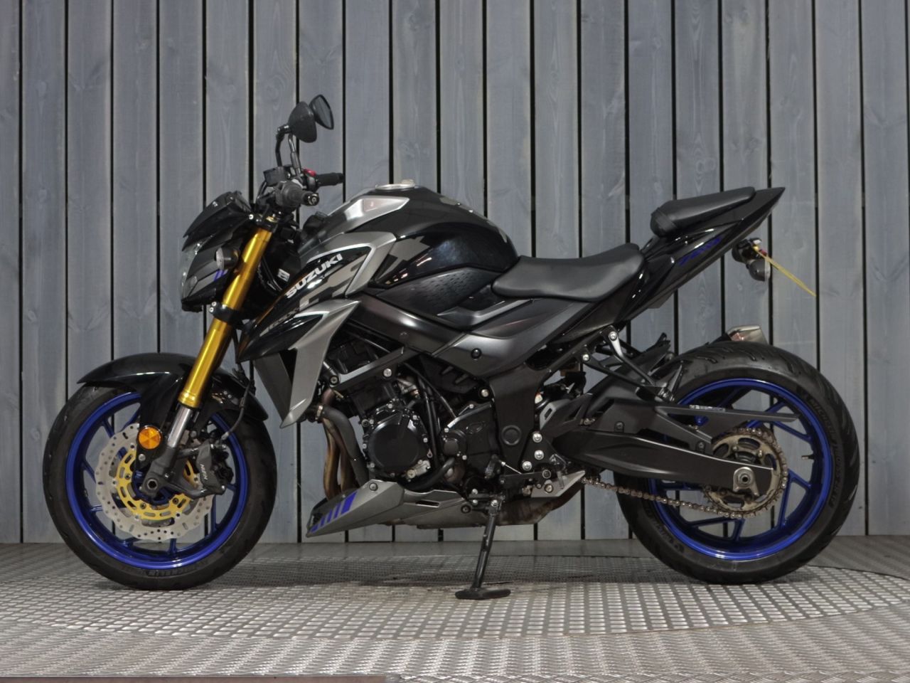 SUZUKI GSX-S750