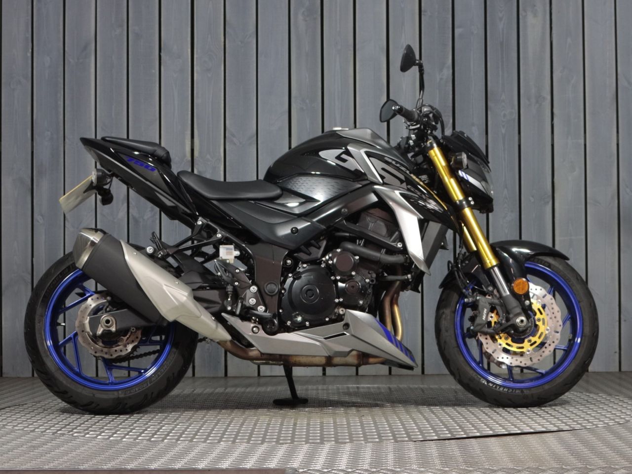 SUZUKI GSX-S750