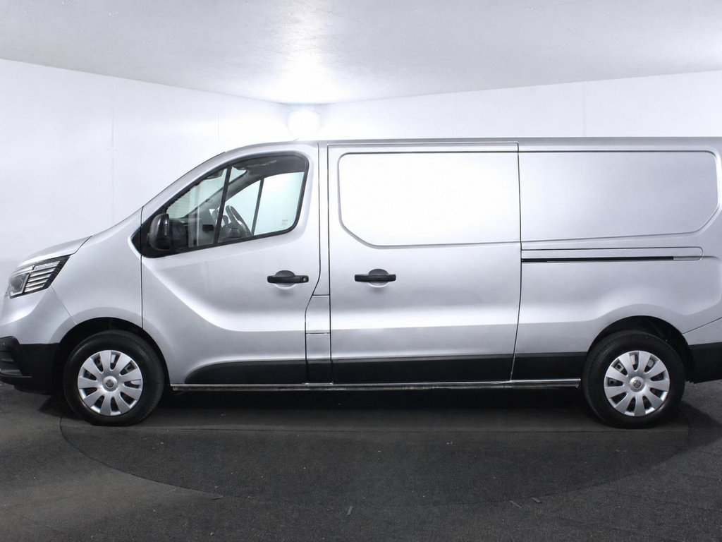 USED 2023 23 RENAULT TRAFIC 2.0 dCi Blue LL30 Advance Panel Van 5dr Diesel Manual L2 H1 Euro 6 (s/s) (130 ps) PLUS VAT