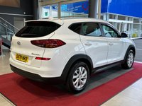 USED 2020 70 HYUNDAI TUCSON 1.6 GDi SE Nav SUV 5dr Petrol Manual Euro 6 (s/s) (132 ps) APPLE CARPLAY, REVERSE CAMERA, LED DAYTIME RUNNING LIGHTS, DUAL CLIMATE  CONTROL, AIR CONDITIONING, CRUISE CONTROL, SPEED LIMITER, ISOFIX, 8 INCH TOUCHSCREEN DISPLAY WITH SAT NAV, 17 INCH ALLOY WHEELS, POLAR WHITE