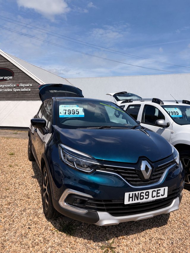 View our RENAULT CAPTUR