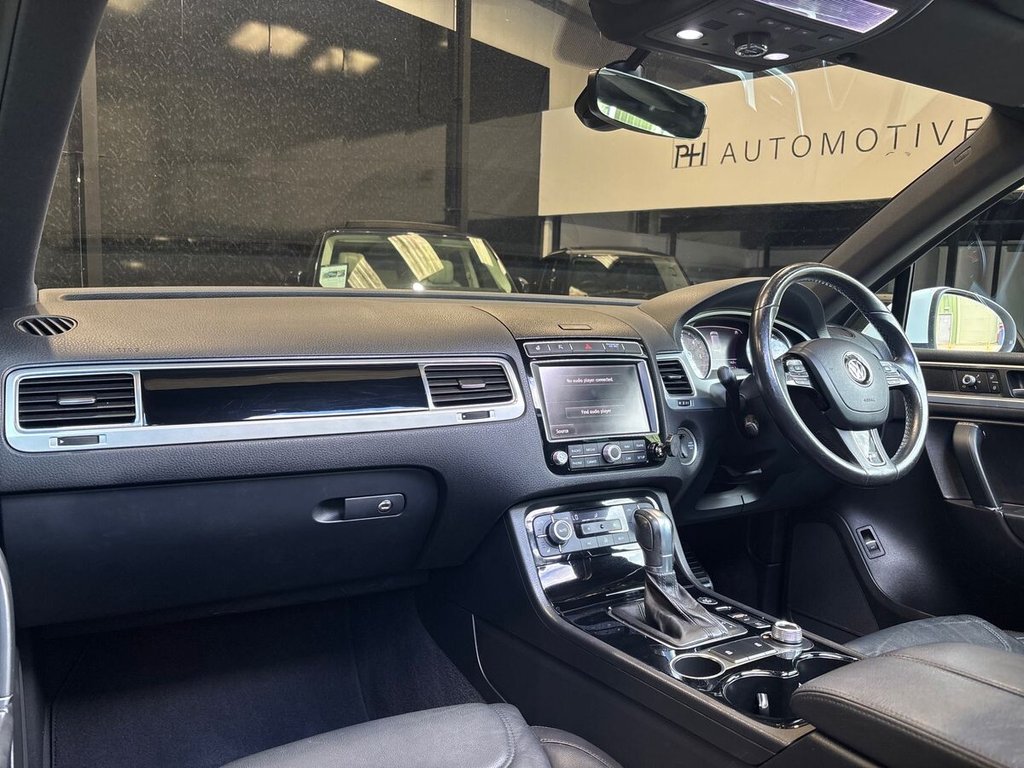 USED 2017 17 VOLKSWAGEN TOUAREG 3.0 TDI V6 BlueMotion Tech R-Line Plus SUV 5dr Diesel Tiptronic 4WD Euro 6 (s/s) (262 ps) PANORAMIC ROOF|HEATED S WHEEL
