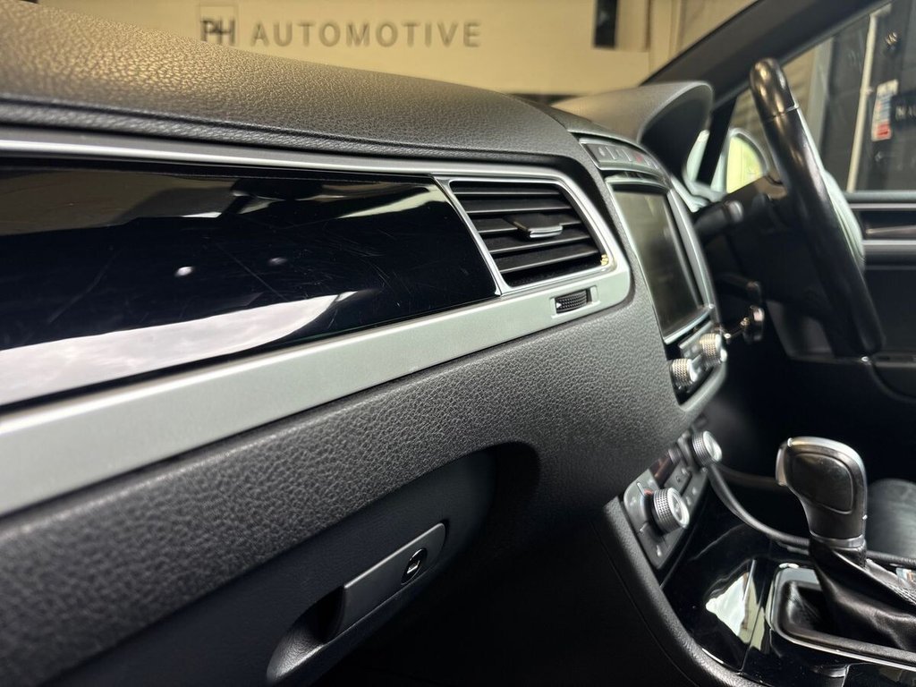 USED 2017 17 VOLKSWAGEN TOUAREG 3.0 TDI V6 BlueMotion Tech R-Line Plus SUV 5dr Diesel Tiptronic 4WD Euro 6 (s/s) (262 ps) PANORAMIC ROOF|HEATED S WHEEL