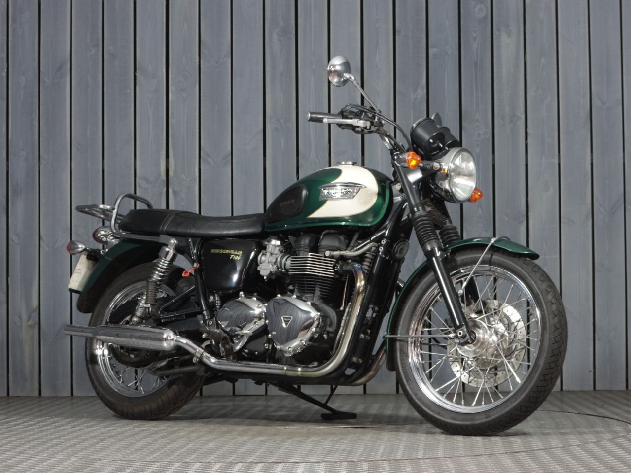 TRIUMPH BONNEVILLE T100