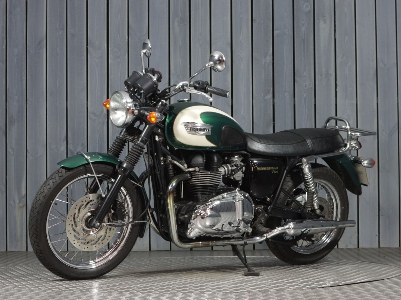 TRIUMPH BONNEVILLE T100