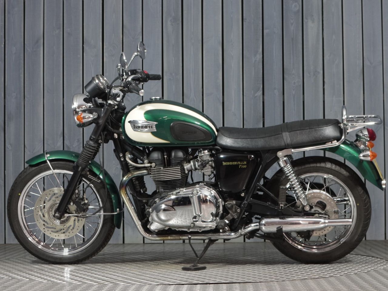 TRIUMPH BONNEVILLE T100