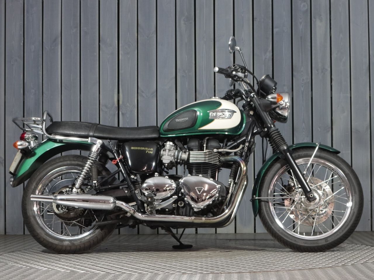 TRIUMPH BONNEVILLE T100