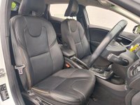 USED 2014 64 VOLVO V40 CROSS COUNTRY 1.6 D2 Lux Hatchback 5dr Diesel Powershift Euro 5 (s/s) (115 ps) 