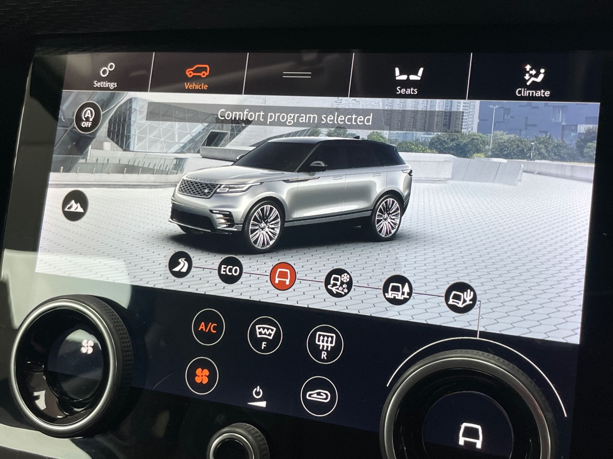 USED 2018 68 LAND ROVER RANGE ROVER VELAR 2.0 D180 SUV 5dr Diesel Auto 4WD Euro 6 (s/s) (180 ps) 