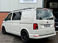 USED 2021 21 VOLKSWAGEN TRANSPORTER 2.0 TDI T32 HIGHLINE Kombi Double Cab 5dr Diesel DSG FWD SWB Euro 6 (s/s) (150BHP )  LED LIGHTS + 20&rdquo; ALLOYS + BODY STYLING
