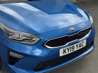 USED 2019 19 KIA CEED 1.4 T-GDi Blue Edition Hatchback 5dr Petrol DCT Euro 6 (s/s) (138 bhp) AUTO -- FULL SERVICE HISTORY -- SAT NAV -- CAR PLAY -- CAMERA