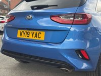 USED 2019 19 KIA CEED 1.4 T-GDi Blue Edition Hatchback 5dr Petrol DCT Euro 6 (s/s) (138 bhp) AUTO -- FULL SERVICE HISTORY -- SAT NAV -- CAR PLAY -- CAMERA