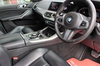 USED 2020 20 BMW X5 3.0 30d M Sport SUV 5dr Diesel Auto xDrive Euro 6 (s/s) (265 ps) - EURO 6 - ULEZ, PRO NAV, HTD/LEATHER, R/CAMERA, DIGITAL COCKPIT, 20" ALLOYS, E/TAILGATE, APPLE/ANDROID CARPLAY, LEDS, CRUISE/LDW, DAB, BLUETOOTH & WIRELESS CHARGER