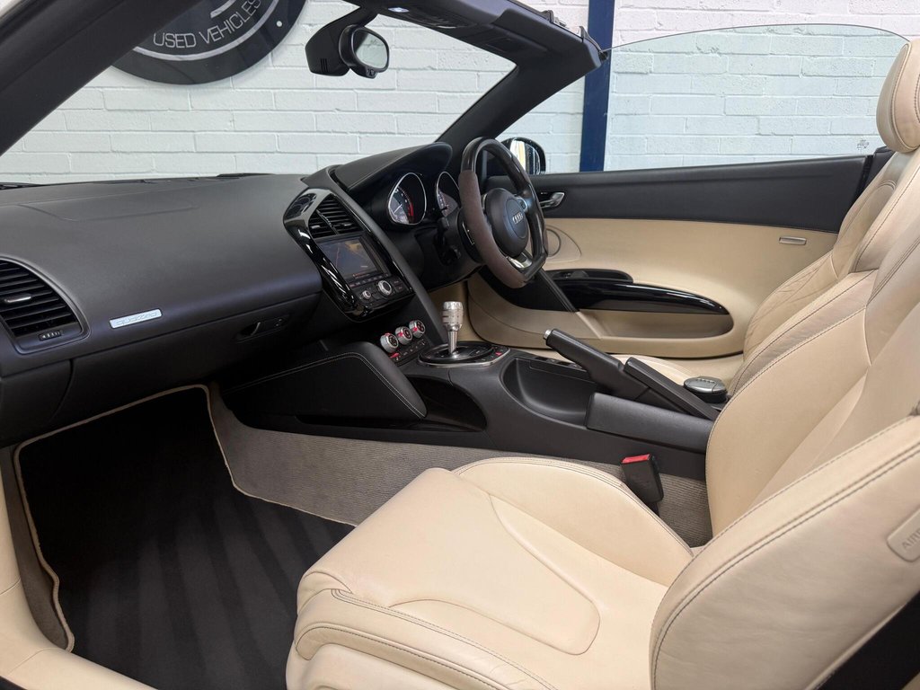 USED 2011 11 AUDI R8 5.2 FSI V10 Spyder R Tronic quattro Euro 4 2dr GREAT COLOUR COMBO
