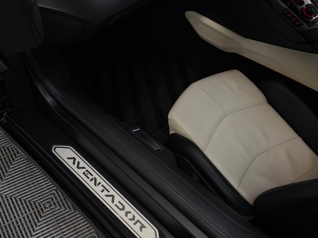 USED 2011 61 LAMBORGHINI AVENTADOR 6.5 V12 LP 700-4 ISR 4WD Euro 5 2dr FULL SERVICE HISTORY|LIFT