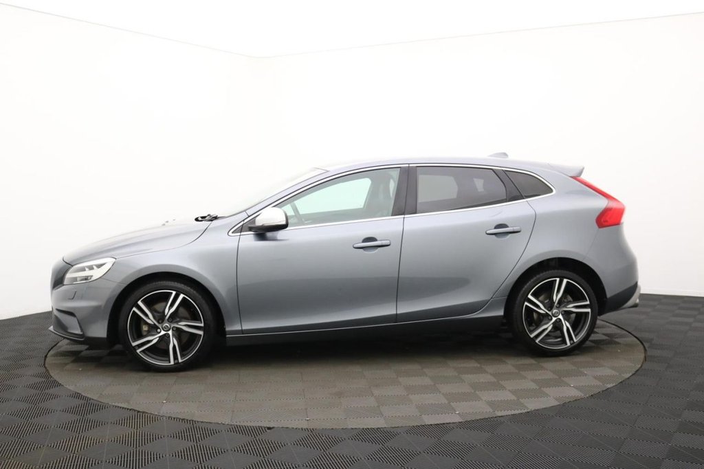 USED 2017 17 VOLVO V40 2.0 D4 R-Design Pro Hatchback 5dr Diesel Manual Euro 6 (s/s) (190 ps) Sat Nav, Heated Screen, Cruise