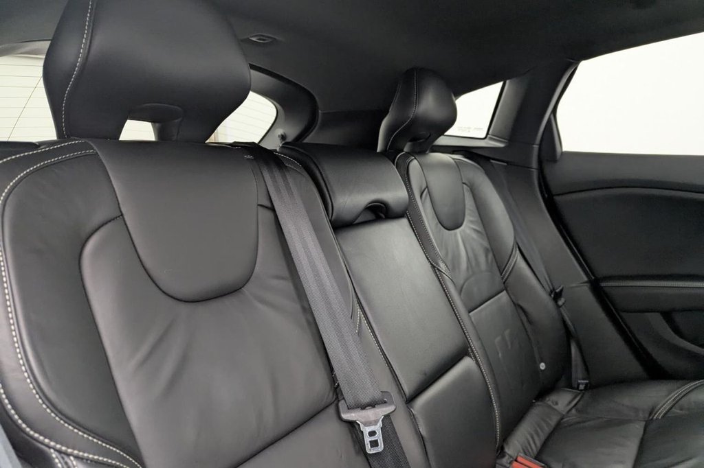 USED 2017 17 VOLVO V40 2.0 D4 R-Design Pro Hatchback 5dr Diesel Manual Euro 6 (s/s) (190 ps) Sat Nav, Heated Screen, Cruise