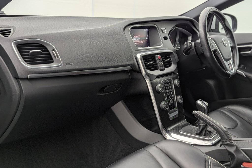 USED 2017 17 VOLVO V40 2.0 D4 R-Design Pro Hatchback 5dr Diesel Manual Euro 6 (s/s) (190 ps) Sat Nav, Heated Screen, Cruise