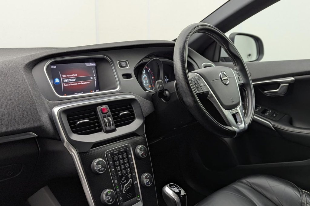 USED 2017 17 VOLVO V40 2.0 D4 R-Design Pro Hatchback 5dr Diesel Manual Euro 6 (s/s) (190 ps) Sat Nav, Heated Screen, Cruise