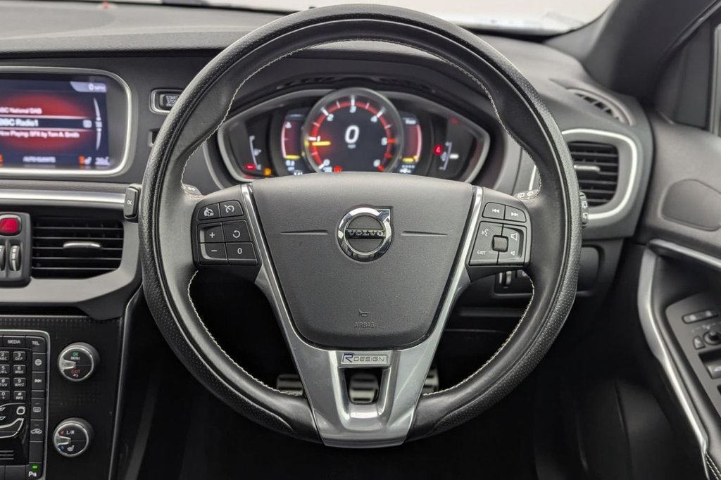 USED 2017 17 VOLVO V40 2.0 D4 R-Design Pro Hatchback 5dr Diesel Manual Euro 6 (s/s) (190 ps) Sat Nav, Heated Screen, Cruise