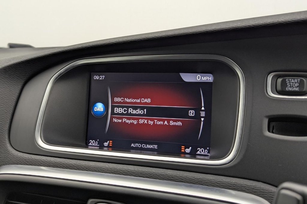 USED 2017 17 VOLVO V40 2.0 D4 R-Design Pro Hatchback 5dr Diesel Manual Euro 6 (s/s) (190 ps) Sat Nav, Heated Screen, Cruise