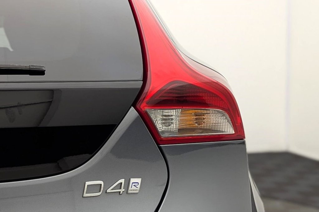 USED 2017 17 VOLVO V40 2.0 D4 R-Design Pro Hatchback 5dr Diesel Manual Euro 6 (s/s) (190 ps) Sat Nav, Heated Screen, Cruise