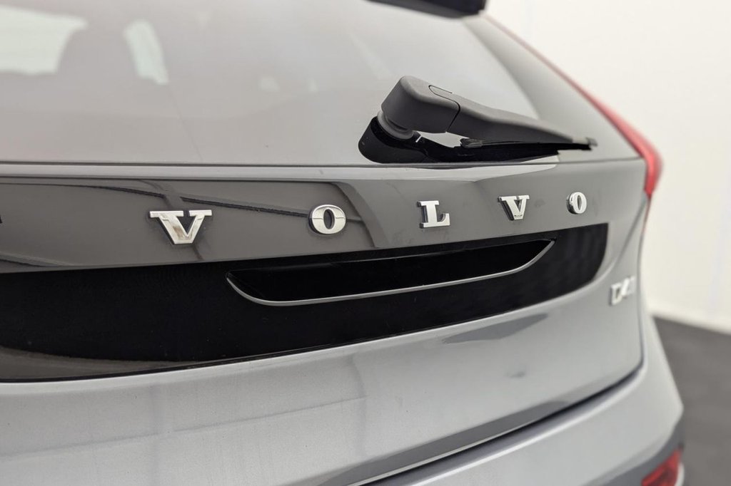 USED 2017 17 VOLVO V40 2.0 D4 R-Design Pro Hatchback 5dr Diesel Manual Euro 6 (s/s) (190 ps) Sat Nav, Heated Screen, Cruise