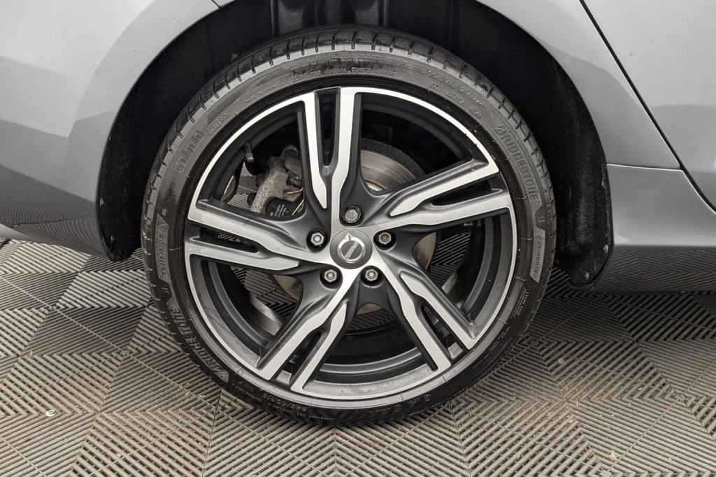 USED 2017 17 VOLVO V40 2.0 D4 R-Design Pro Hatchback 5dr Diesel Manual Euro 6 (s/s) (190 ps) Sat Nav, Heated Screen, Cruise