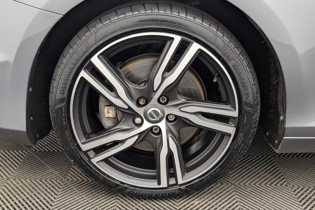 USED 2017 17 VOLVO V40 2.0 D4 R-Design Pro Hatchback 5dr Diesel Manual Euro 6 (s/s) (190 ps) Sat Nav, Heated Screen, Cruise