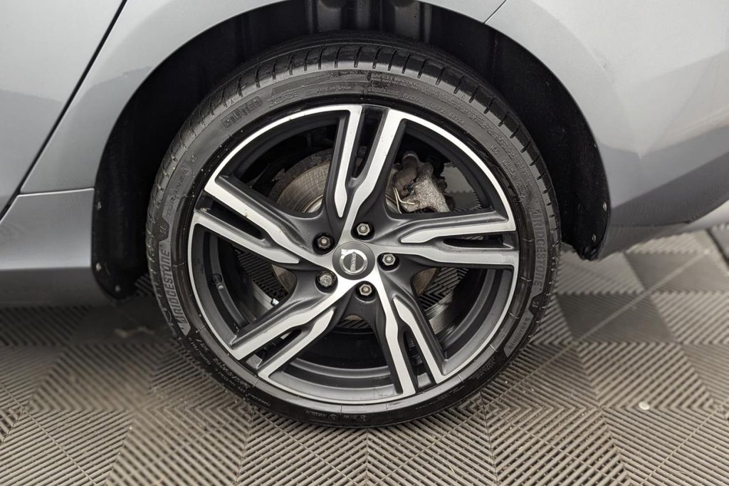 USED 2017 17 VOLVO V40 2.0 D4 R-Design Pro Hatchback 5dr Diesel Manual Euro 6 (s/s) (190 ps) Sat Nav, Heated Screen, Cruise