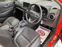 USED 2018 18 HYUNDAI KONA 1.6 T-GDI 176PS 4WD PREMIUM GT DC AUTOMATIC 5DR HATCHBACK TANGERINE COMET PEARL / DARK KNIGHT ROOF / BLACK LEATHER TRIM / CLIMATE CONTROL / HEATED FRONT SEATS / ELECTRIC FRONT SEATS / ELECTRIC WINDOWS / POWERFOLD MIRRORS / AUTO LIGHT & WIPERS / LANE ASSIST / FM AM TUNER / BLUETOOTH / APPLE CARPLAY / ANDROID AUTO / REAR PARKING CAMERA AND SENSORS / PRIVACY GLASS / 18" ALLOY WHEELS / SERVICE HISTORY