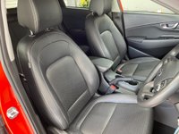 USED 2018 18 HYUNDAI KONA 1.6 T-GDI 176PS 4WD PREMIUM GT DC AUTOMATIC 5DR HATCHBACK TANGERINE COMET PEARL / DARK KNIGHT ROOF / BLACK LEATHER TRIM / CLIMATE CONTROL / HEATED FRONT SEATS / ELECTRIC FRONT SEATS / ELECTRIC WINDOWS / POWERFOLD MIRRORS / AUTO LIGHT & WIPERS / LANE ASSIST / FM AM TUNER / BLUETOOTH / APPLE CARPLAY / ANDROID AUTO / REAR PARKING CAMERA AND SENSORS / PRIVACY GLASS / 18" ALLOY WHEELS / SERVICE HISTORY