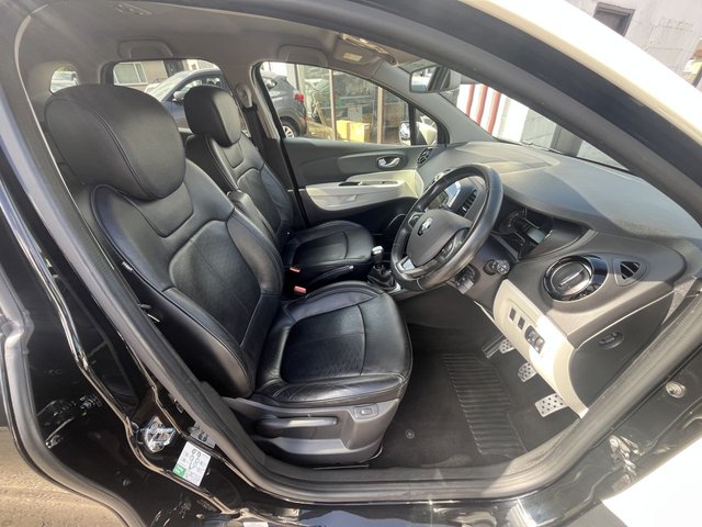 View our RENAULT CAPTUR