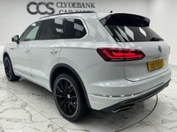 USED 2020 69 VOLKSWAGEN TOUAREG 3.0 TSI V6 SEL SUV 5dr Petrol Tiptronic 4Motion Euro 6 (s/s) (340 ps) Finished In Finished In Pure White, This Touareg Comes With 22" Alloy Wheels, Red Brake Callipers, 2 Keys, Front And Rear Parking Sensors, 2 Keys, Full Dealer Service History, 12 Months MOT 3 Months Warranty, Finance And Extended Warranty Available.