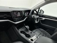 USED 2020 69 VOLKSWAGEN TOUAREG 3.0 TSI V6 SEL SUV 5dr Petrol Tiptronic 4Motion Euro 6 (s/s) (340 ps) Finished In Finished In Pure White, This Touareg Comes With 22" Alloy Wheels, Red Brake Callipers, 2 Keys, Front And Rear Parking Sensors, 2 Keys, Full Dealer Service History, 12 Months MOT 3 Months Warranty, Finance And Extended Warranty Available.