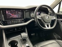 USED 2020 69 VOLKSWAGEN TOUAREG 3.0 TSI V6 SEL SUV 5dr Petrol Tiptronic 4Motion Euro 6 (s/s) (340 ps) Finished In Finished In Pure White, This Touareg Comes With 22" Alloy Wheels, Red Brake Callipers, 2 Keys, Front And Rear Parking Sensors, 2 Keys, Full Dealer Service History, 12 Months MOT 3 Months Warranty, Finance And Extended Warranty Available.