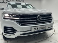USED 2020 69 VOLKSWAGEN TOUAREG 3.0 TSI V6 SEL SUV 5dr Petrol Tiptronic 4Motion Euro 6 (s/s) (340 ps) Finished In Finished In Pure White, This Touareg Comes With 22" Alloy Wheels, Red Brake Callipers, 2 Keys, Front And Rear Parking Sensors, 2 Keys, Full Dealer Service History, 12 Months MOT 3 Months Warranty, Finance And Extended Warranty Available.